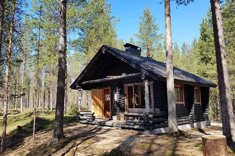 lomahossa tiukumokki cottage outside summer