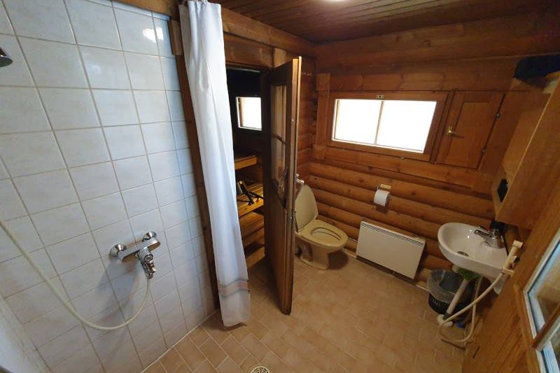 Lampimökki pesuhuone ja sauna