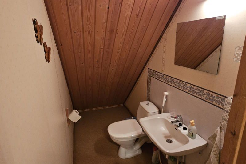 Pääskylahti yläkerran toiletti